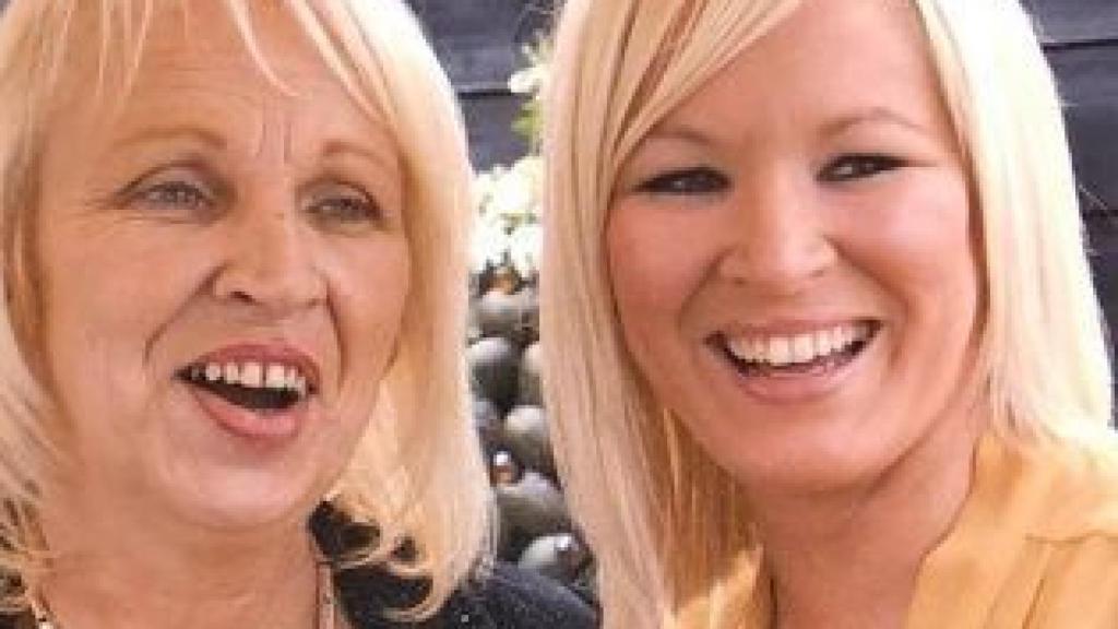 Michelle O'Neill junto a su madre.
