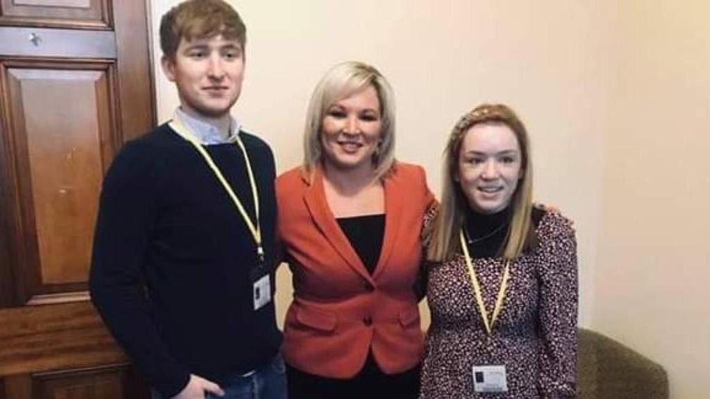 Michelle O'Neill, junto a sus dos hijos.