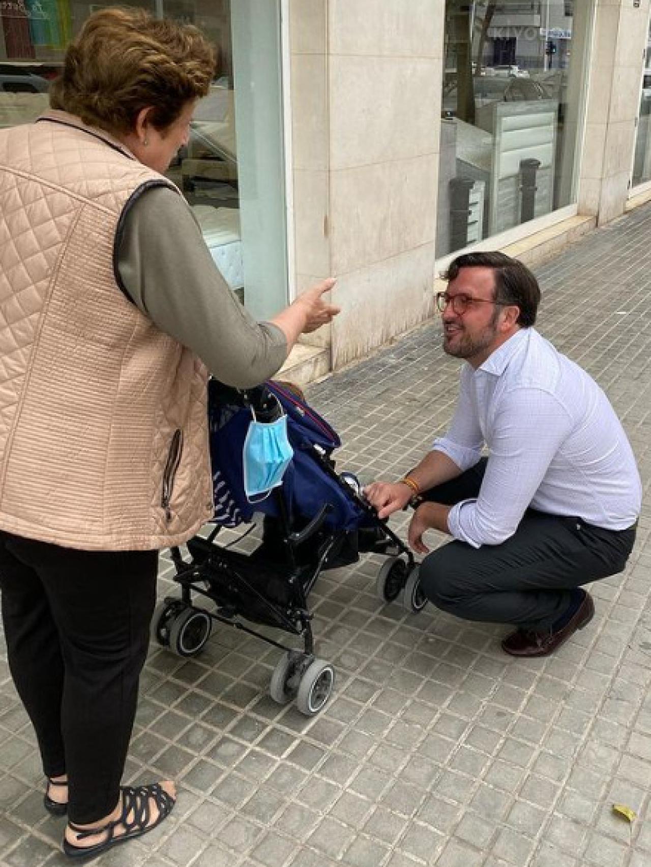 Pablo Ruz, en una visita a un barrio de la ciudad.