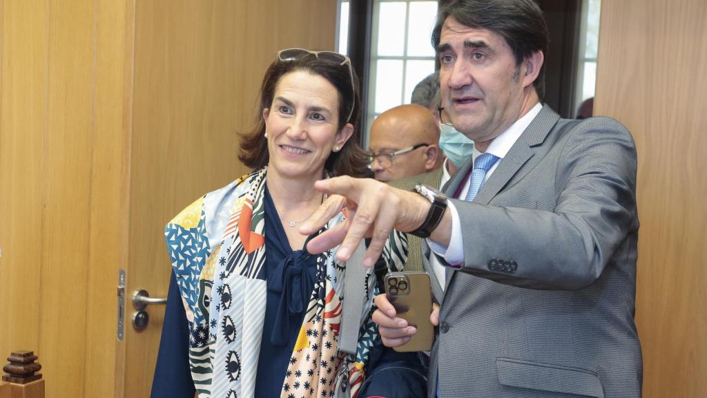 El consejero de Medio Ambiente, Juan Carlos Suárez Quiñones, y María Jesús Rodríguez, directora general de Biodiversidad, Bosques y Desertificación