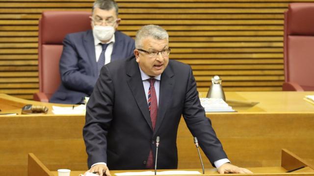 El diputado Fernando Llopis, en las Cortes.
