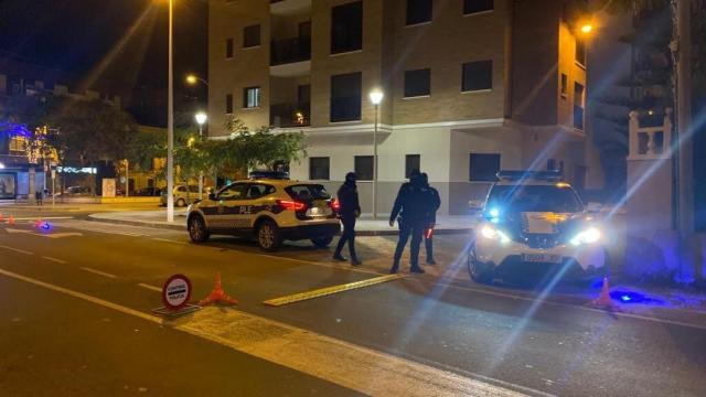 Un momento de la intervención policial en Elche.