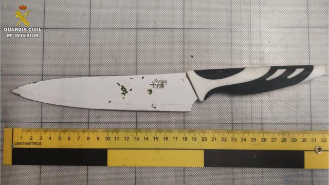El cuchillo de grandes dimensiones intervenido.