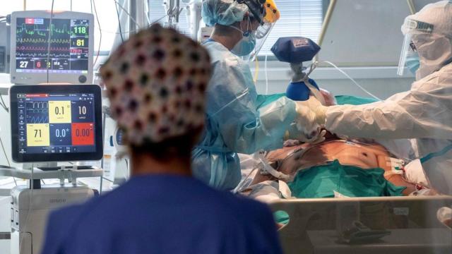 Una enfermera en una UCI, en imagen de archivo.