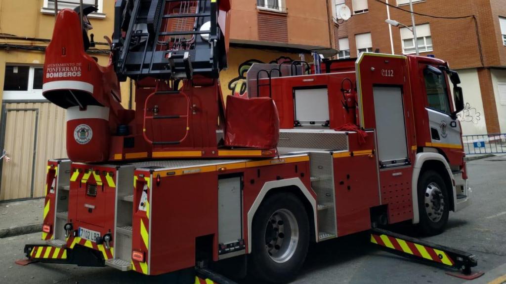 Arde una furgoneta en la A-6 a su paso por Congosto