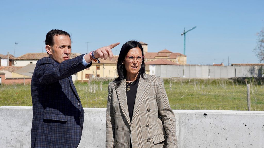Conrado Íscar junto a la alcaldesa de Villbrágima