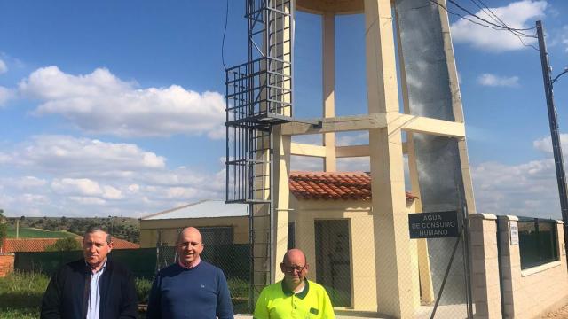 El vicepresidente tercero de la Diputación y diputado de Obras Municipales, Javier Faúndez, acompañado por el alcalde del Ayuntamiento de La Hiniesta, Ricardo Casas