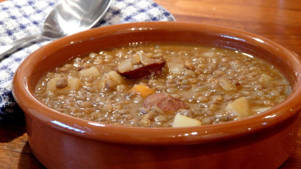 Unas lentejas caseras en cazuela de barro.
