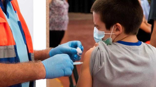 Un niño recibe una vacuna.