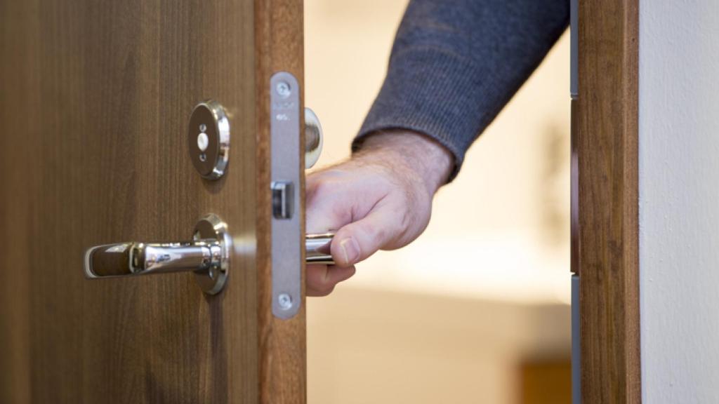Mi puerta roza el suelo: ¿qué puedo hacer?