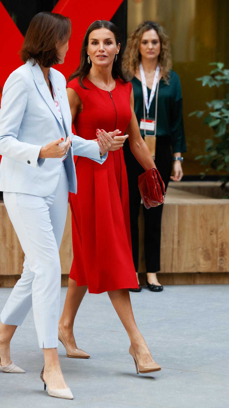 Letizia ha apostado por un diseño rojo de corte midi.