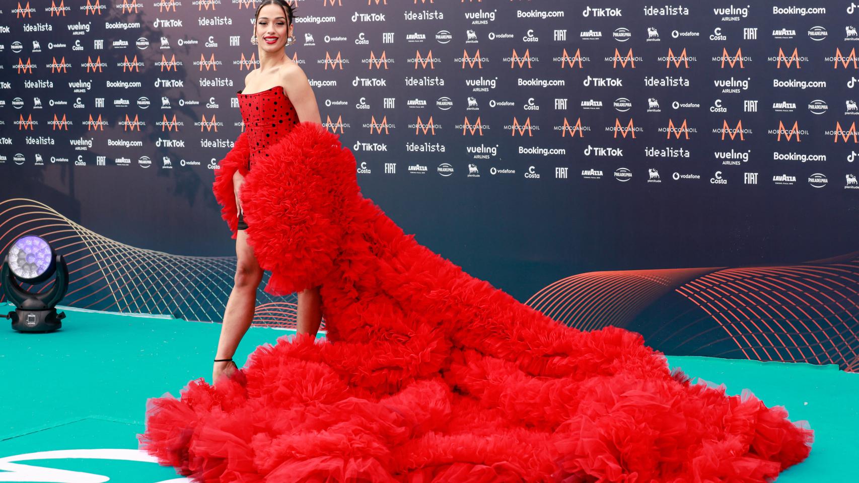 Chanel con un look de la firma It Spain.