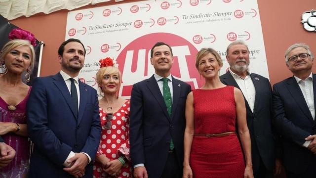 El presidente de la Junta, Juanma Moreno, y la ministra de Trabajo, Yolanda Díaz, en la pasada feria de Sevilla.