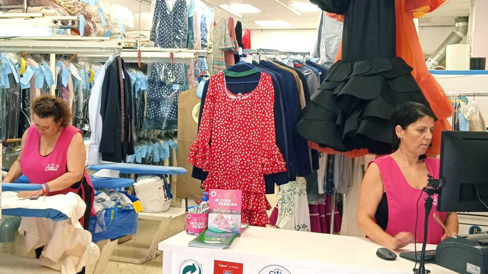 Trajes de flamenca en una tintorería de Sevilla.