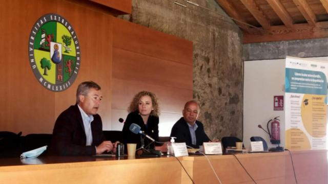 El responsable de la Oficina 2030 y coordinador de Acción Local de la Junta de Extremadura,  Santos Jorna; la vicerrectora de Estudiantes de la UEx, Rocío Yuste; y el director general de Formación Profesional y Formación para el Empleo de la Junta, Manuel Gómez Parejo, durante la presentación del proyecto.
