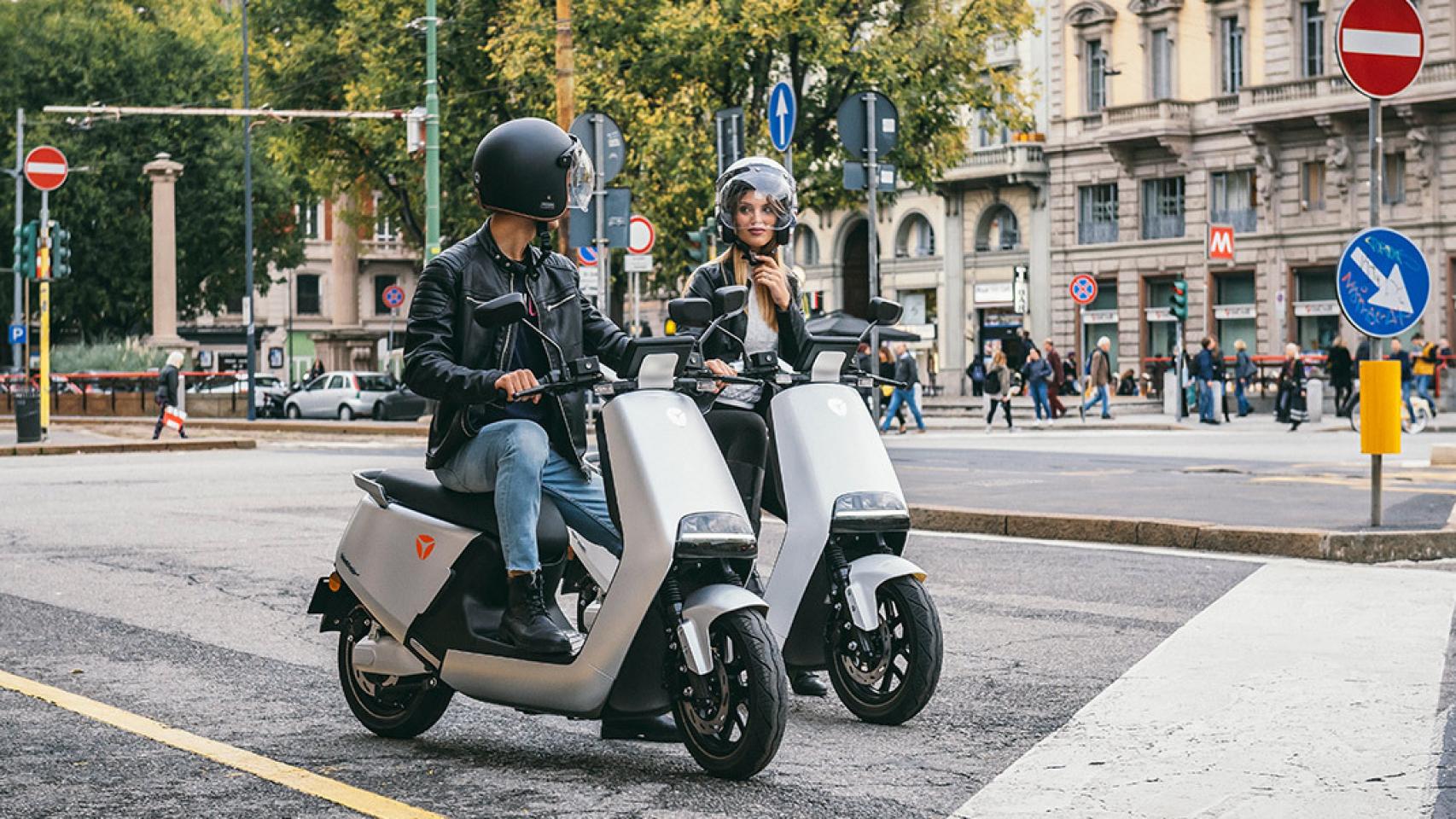 Dos motocicletas Yadea.