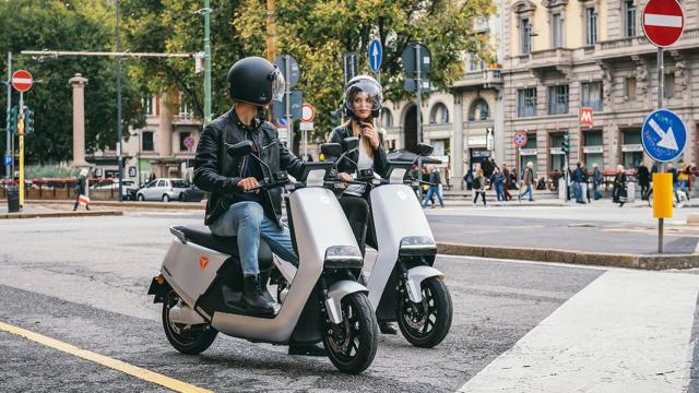 Dos motocicletas Yadea.