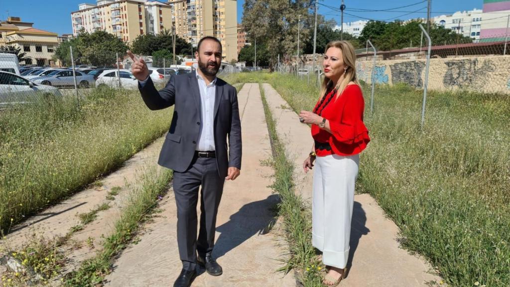 Los diputados del PP Mario Cortés y Carolina España, sobre el trazado del tren del puerto de Málaga.