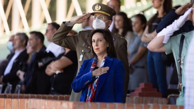 La ministra de Defensa, Margarita Robles, y el jefe del Estado Mayor del Ejército Amador Fernando Enseñat.