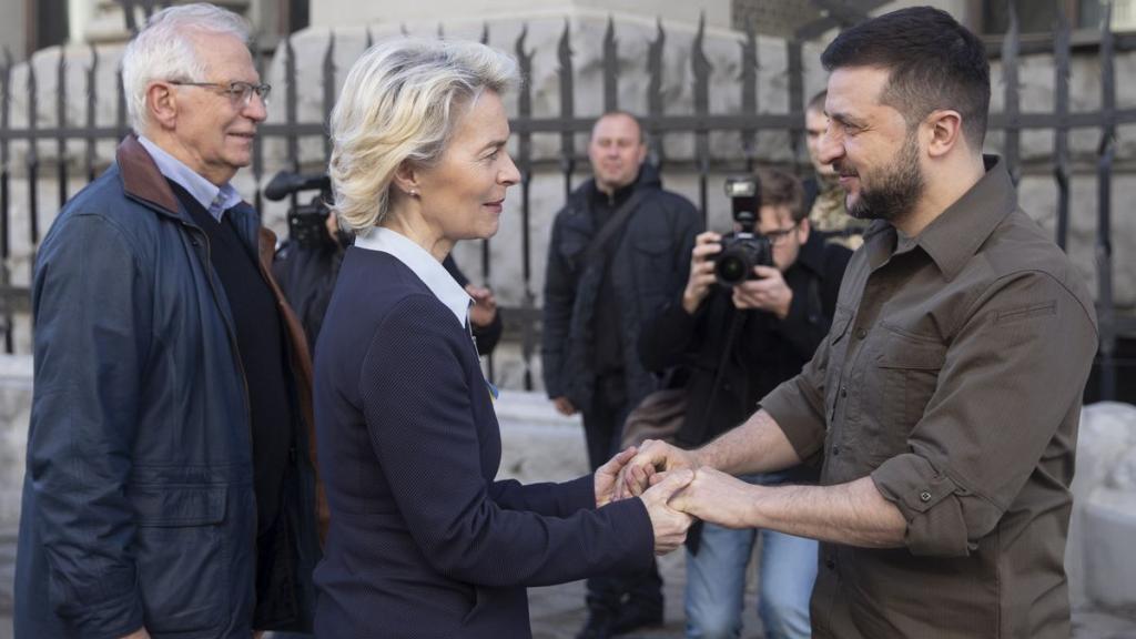 Ursula Von der Leyen y Josep Borrell junto al presidente ucraniano Volodímir Zelenski, en Kiev.