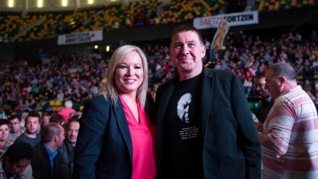 Michelle O'Neill junto a Arnaldo Otegi, en un acto en Bilbao, en 2018.