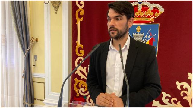 El portavoz del gobierno local en rueda de prensa.