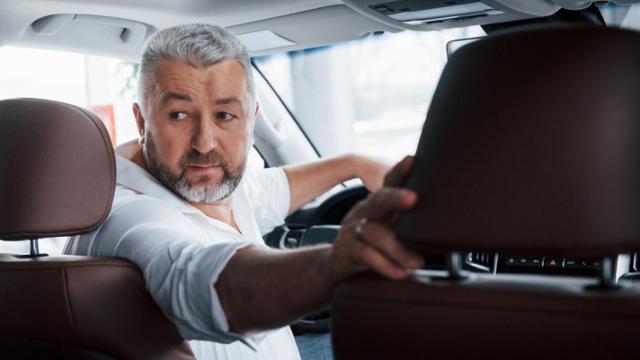 Un conductor realizando maniobras.