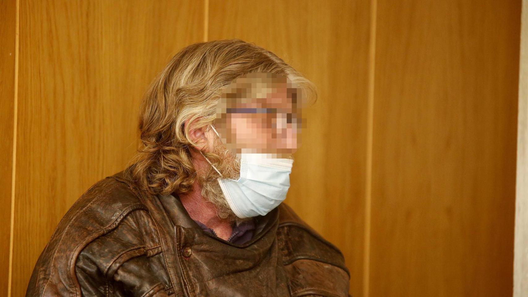 Miguel G.R., acusado de haber asesinado a su hermana y a su sobrina en agosto de 2020 en Soutomaior (Pontevedra), durante la vista con tribunal de jurado en la sección quinta de la Audiencia Provicial de Pontevedra.