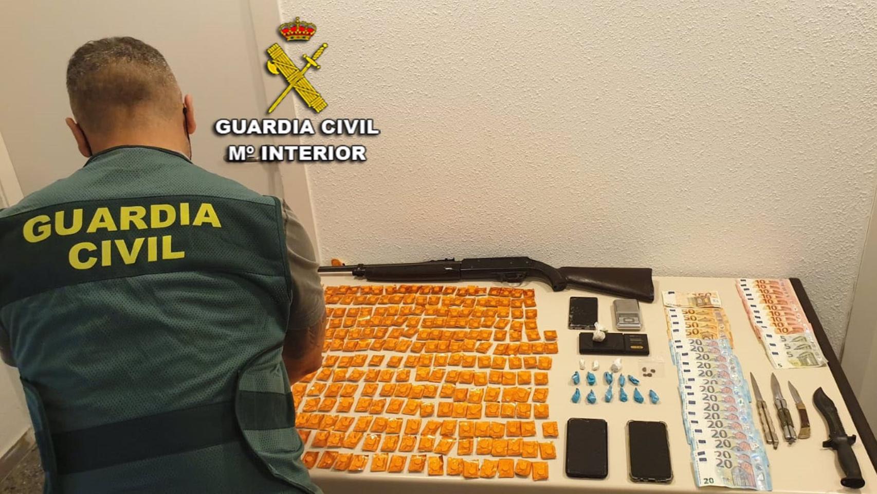 Desarticulación de un punto de venta de drogas en Baiona.