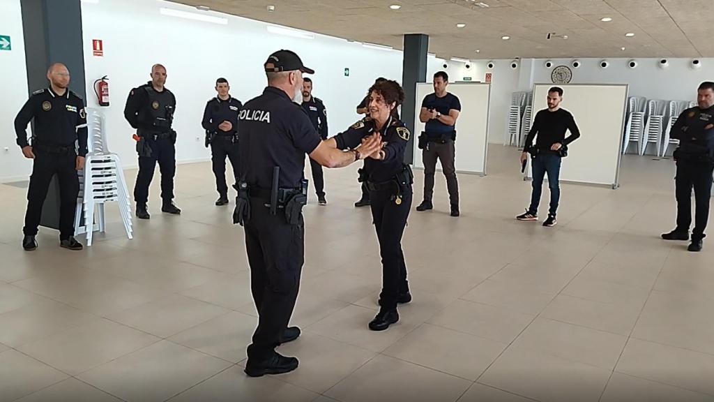 Los agentes, durante la formación.