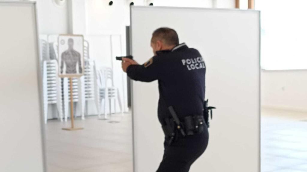 Un agente, durante las prácticas de tiro real.