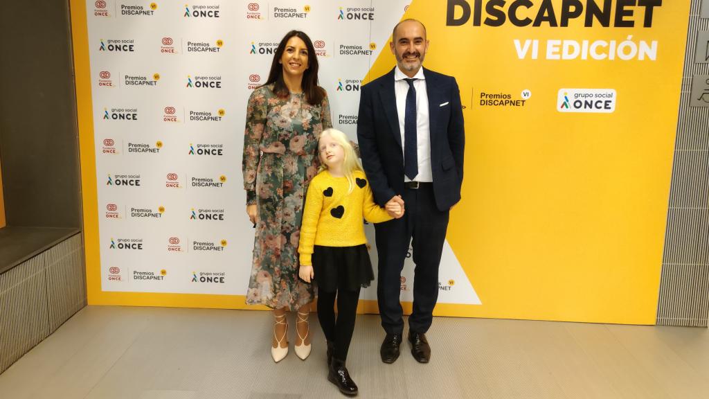 Los impulsores de la startup junto a su hija en uno de los premios que han recogido últimamente.