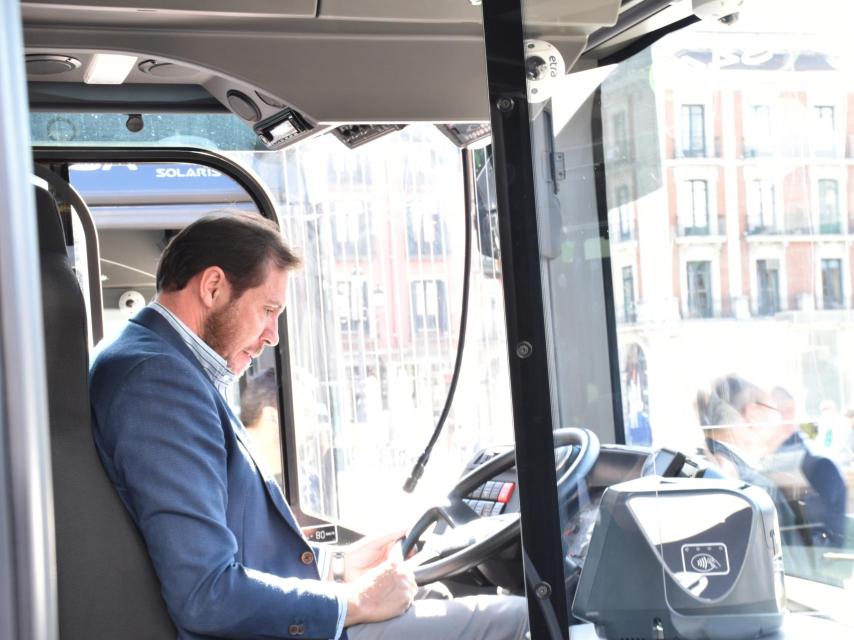 Óscar Puente subido a uno de los autobuses.