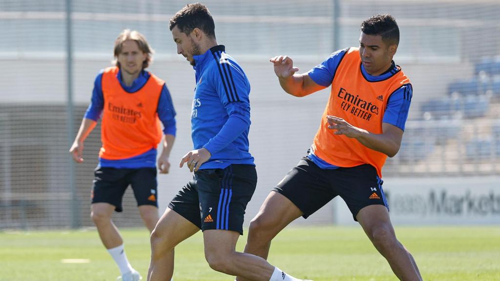 Eden Hazard por delante de Casemiro.