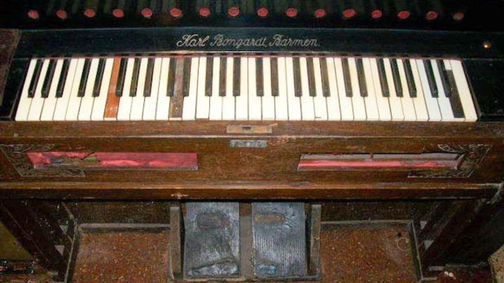 El armonio, una de las herramientas del sacristán