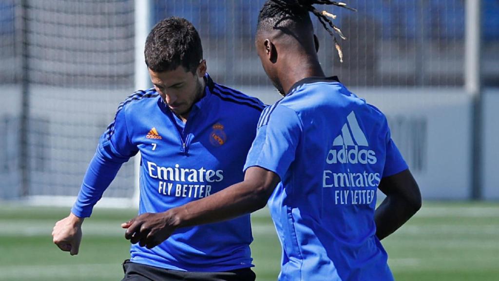 Eden Hazard trata de superar a Eduardo Camavinga.