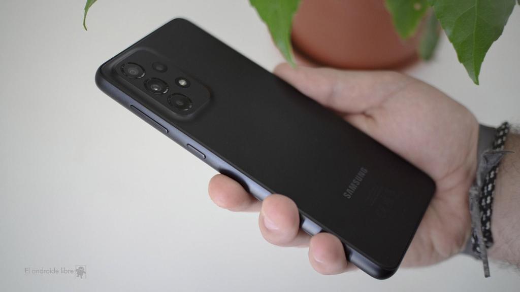 Samsung Galaxy A33 de lado