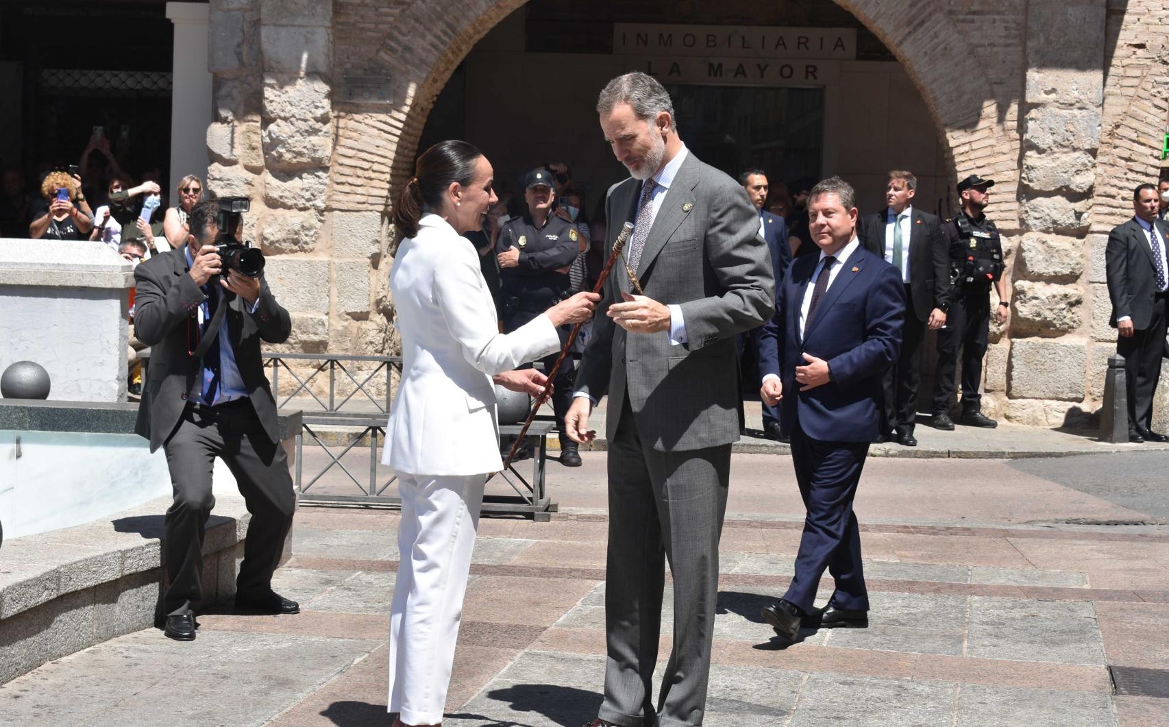 Entrega del bastón al rey Felipe VI. Foto: Ayuntamiento de Ciudad Real.