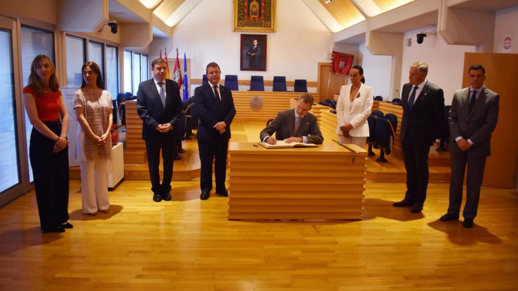 Firma del Libro de Honor de Ciudad Real. Foto: Ayuntamiento de Ciudad Real.