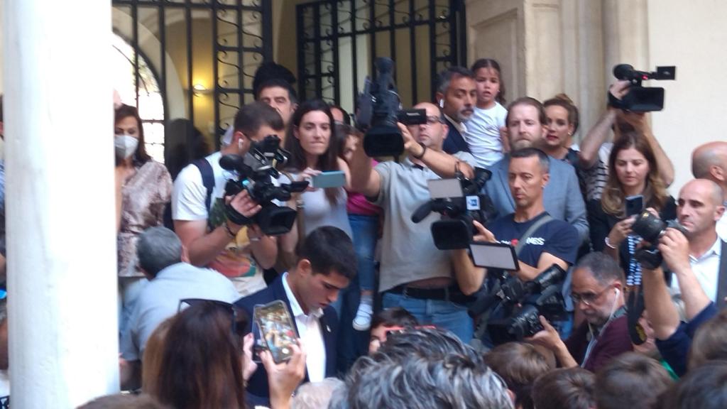 Decenas de alumnos de escuelas de tenis de la Región de Murcia, este martes, en el Palacio de San Esteban, pidiendo un autógrafo a Carlos Alcaraz.