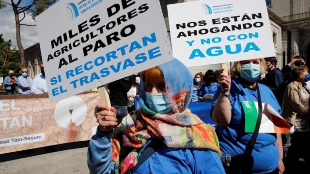 Regantes de Alicante y Murcia contra el recorte del trasvase Tajo-Segura en Madrid.
