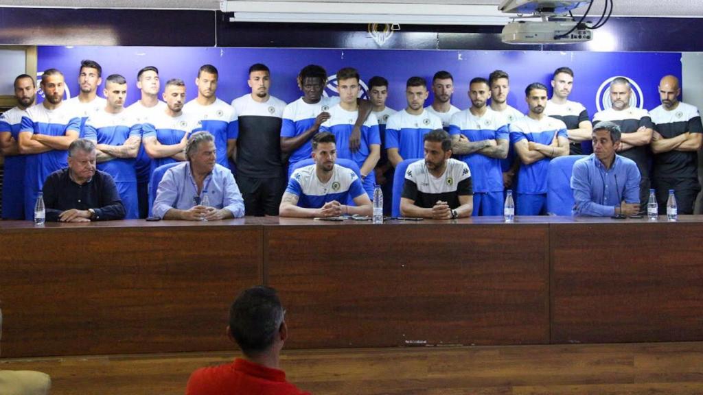El equipo y el cuerpo técnico y directivo del Hércules, este martes.