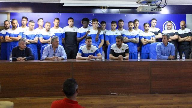El equipo y el cuerpo técnico y directivo del Hércules, este martes.