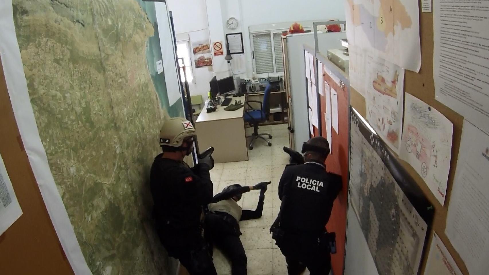 Agentes, durante el entrenamiento en un colegio.