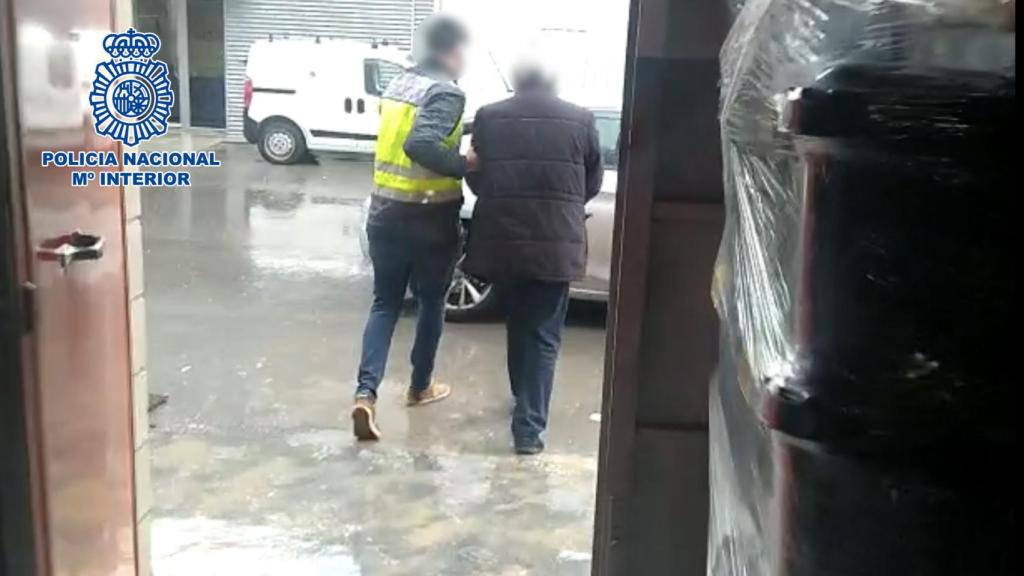 El detenido, esposado por la Policía Nacional.