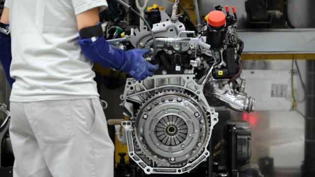 Un operario trabaja en la fábrica de Motores de Renault en Valladolid