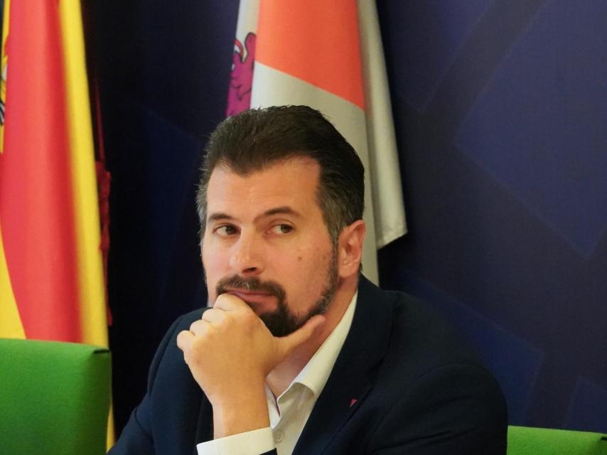 El portavoz socialista, Luis Tudanca, durante su reunión con el Comité de Empresa del Grupo Siro, este martes.