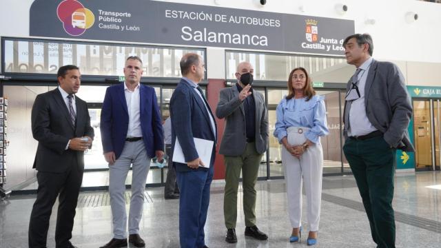 La consejera de Movilidad, María González Corral, en la reunión con representantes de FECALBUS.