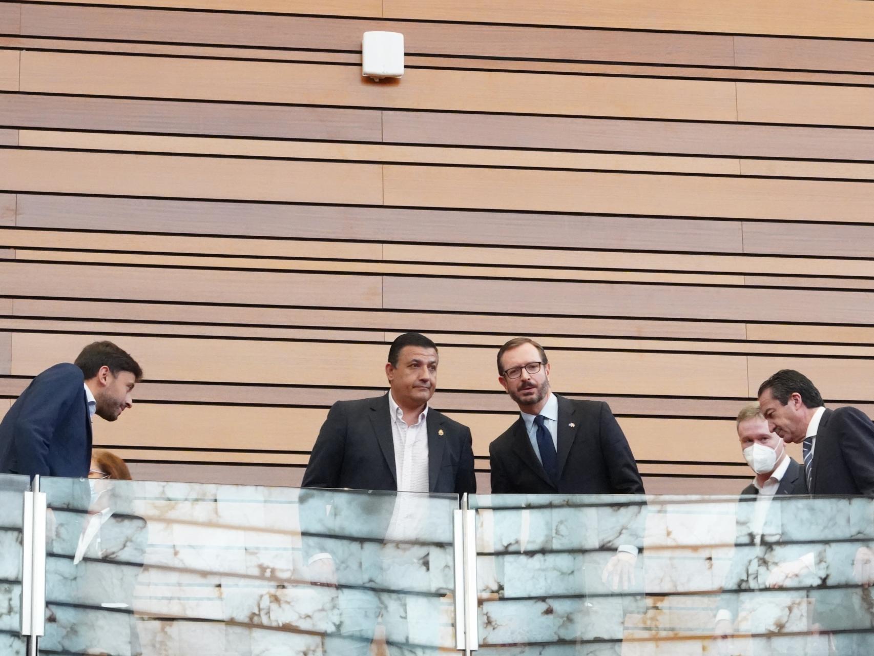 Francisco Díaz, Javier Maroto y Vidal Galicia durante el pleno de las Cortes, este martes.