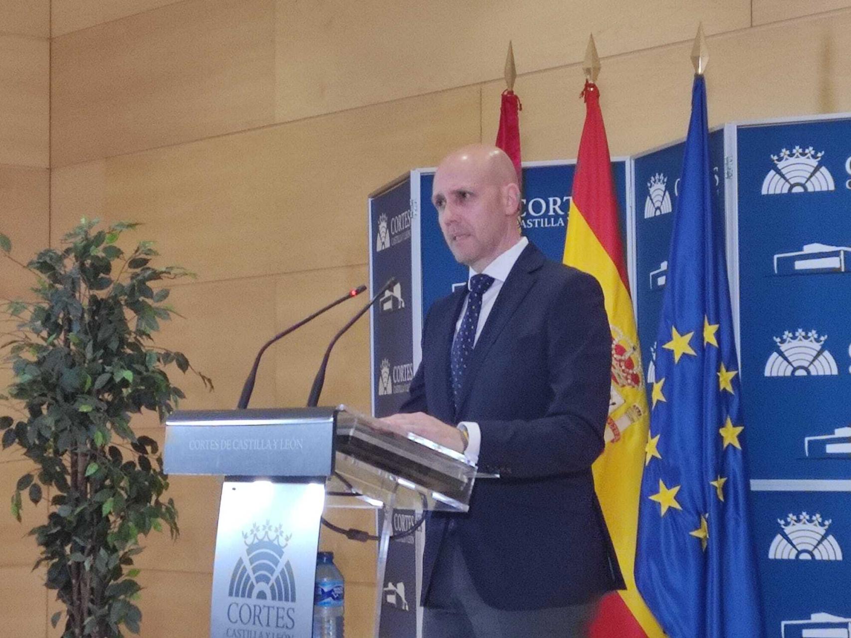 El portavoz de Vox, Carlos Menéndez, durante la rueda de prensa de este martes tras el pleno de las Cortes.